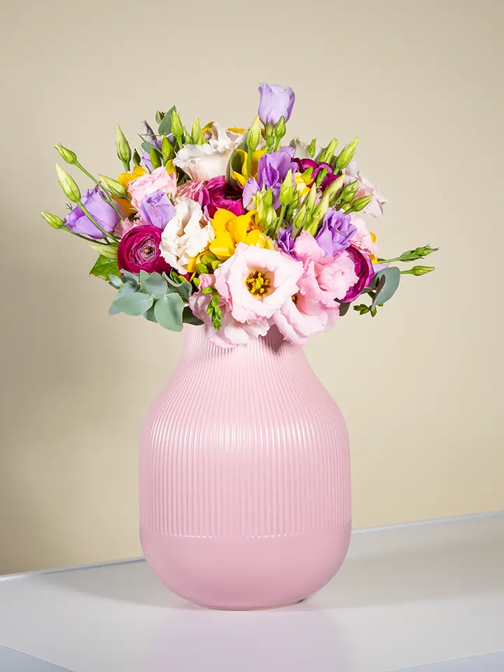 Bouquet lisianthus rosa e viola rose rosa fresie gialle in vaso rosa
